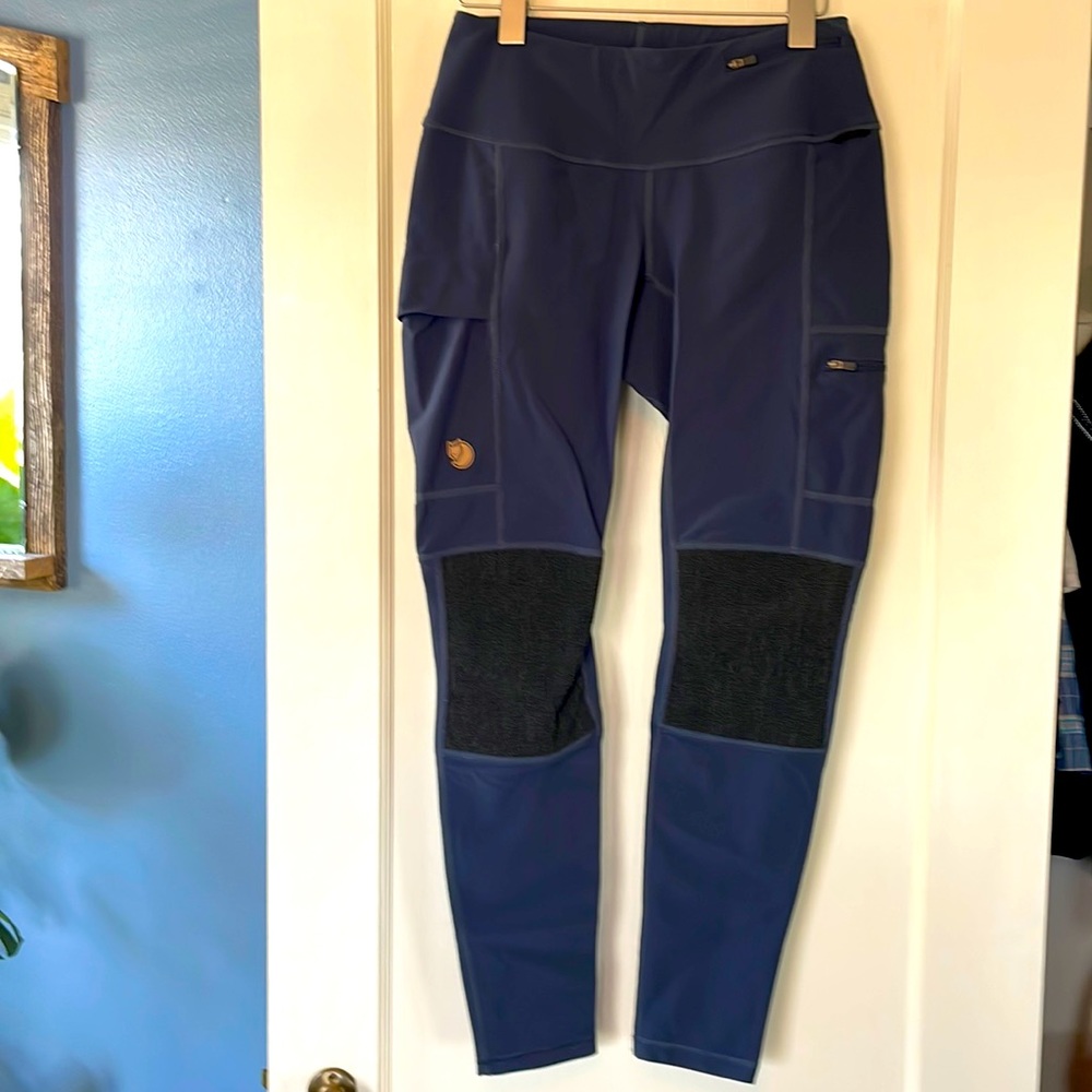 Fjall Raven navy blue active pant/ legging.
